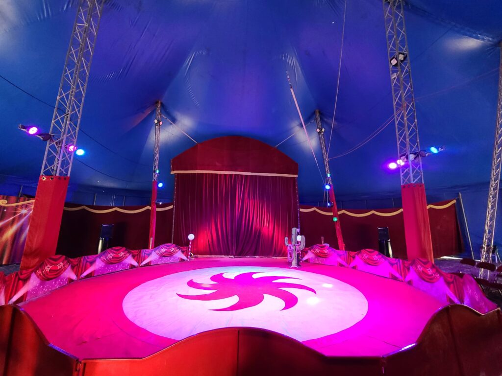 Intérieur du chapiteau : spectacle de cirque à Fabrikus World