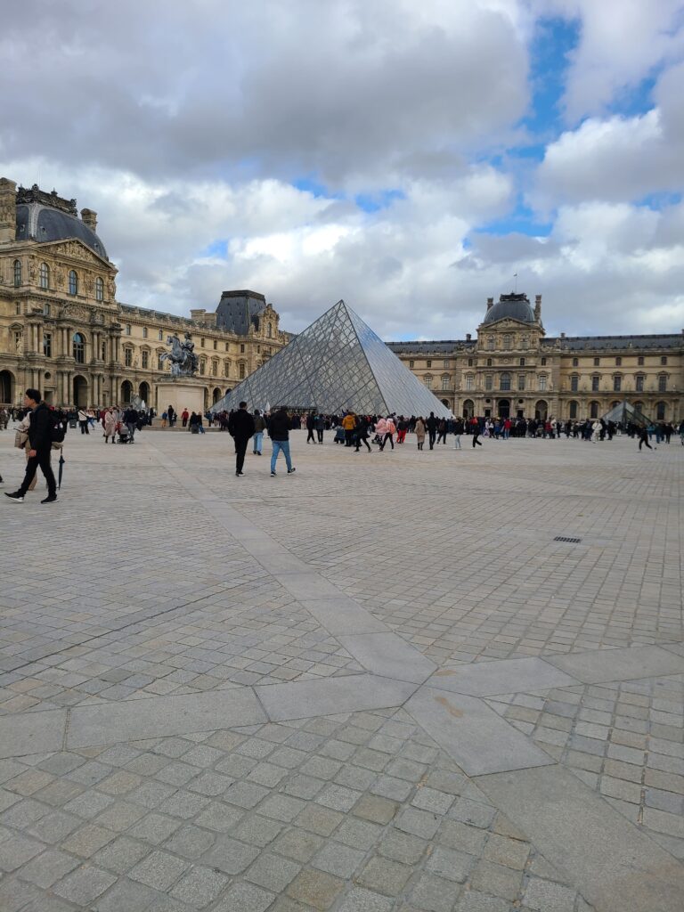 Pyramide du Louvre