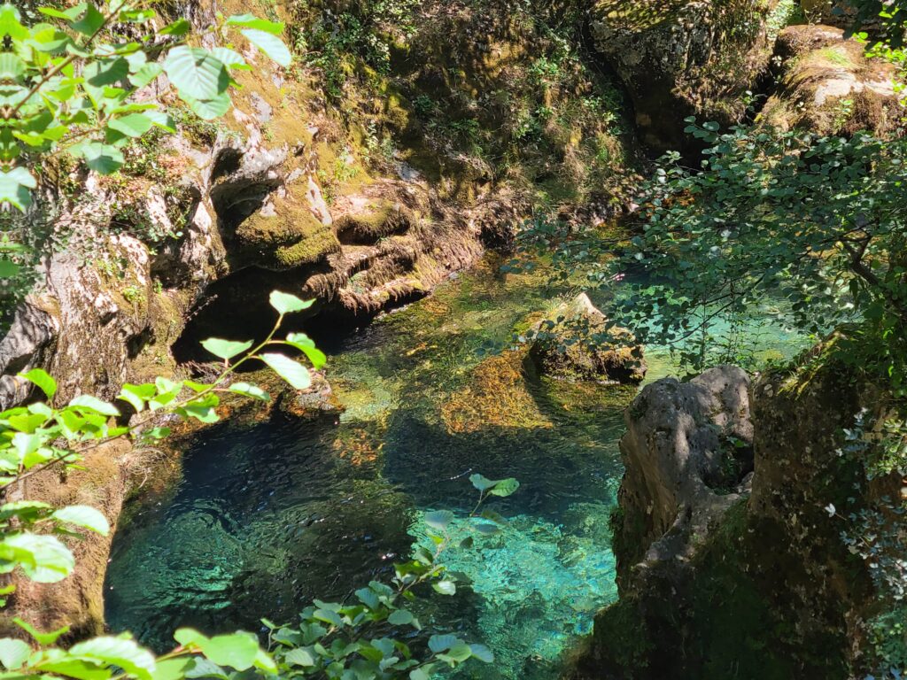 Eaux cristallines de la Vis près du Moulin de la Foux dans le cirque de Navacelles