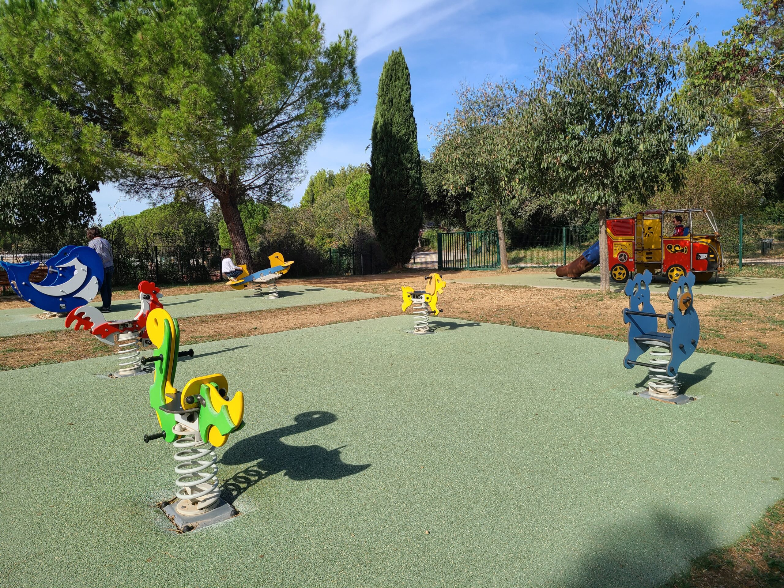 Aire de jeux du Bois de Montmaur. Jeux à ressorts et camion-toboggan