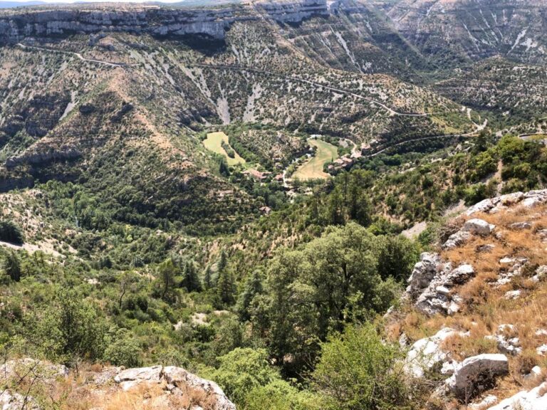 Randonnée familiale dans le Cirque de Navacelles : une balade surprenante le long de la Vis